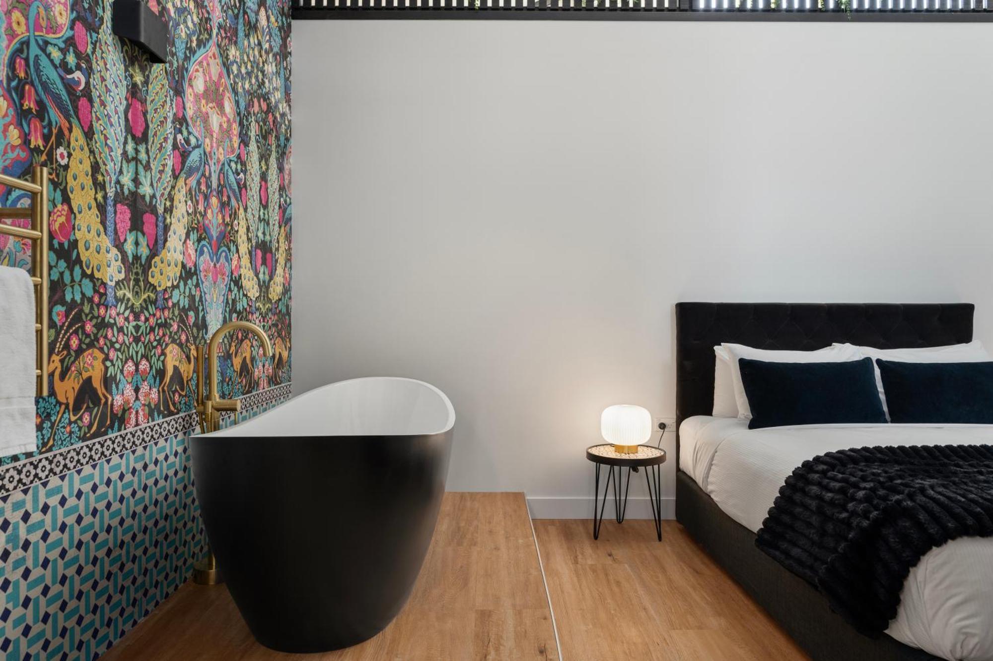 فندق The Chamberson ديوندين المظهر الخارجي الصورة A freestanding bathtub