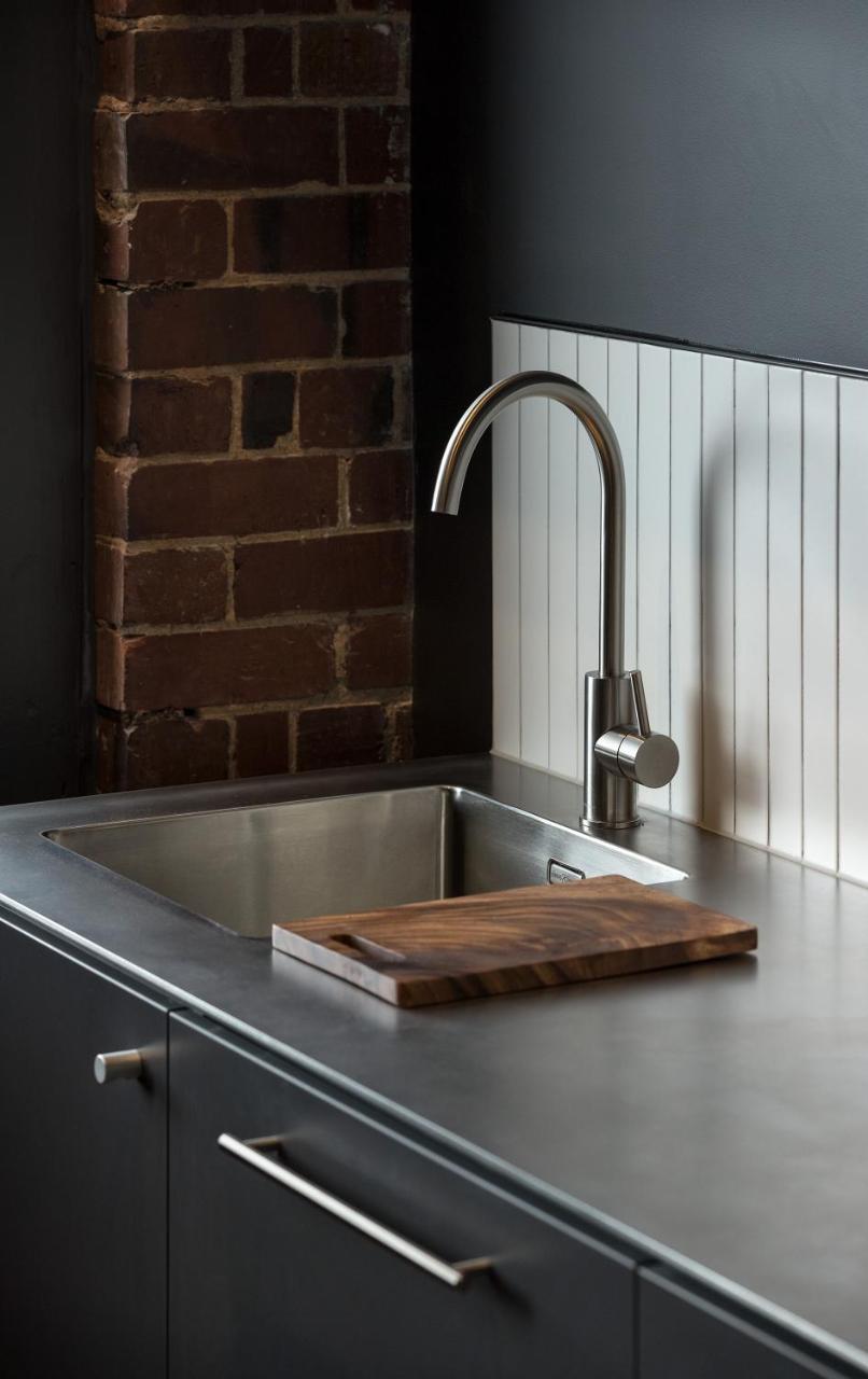 فندق The Chamberson ديوندين المظهر الخارجي الصورة A kitchen sink with a wooden cutting board